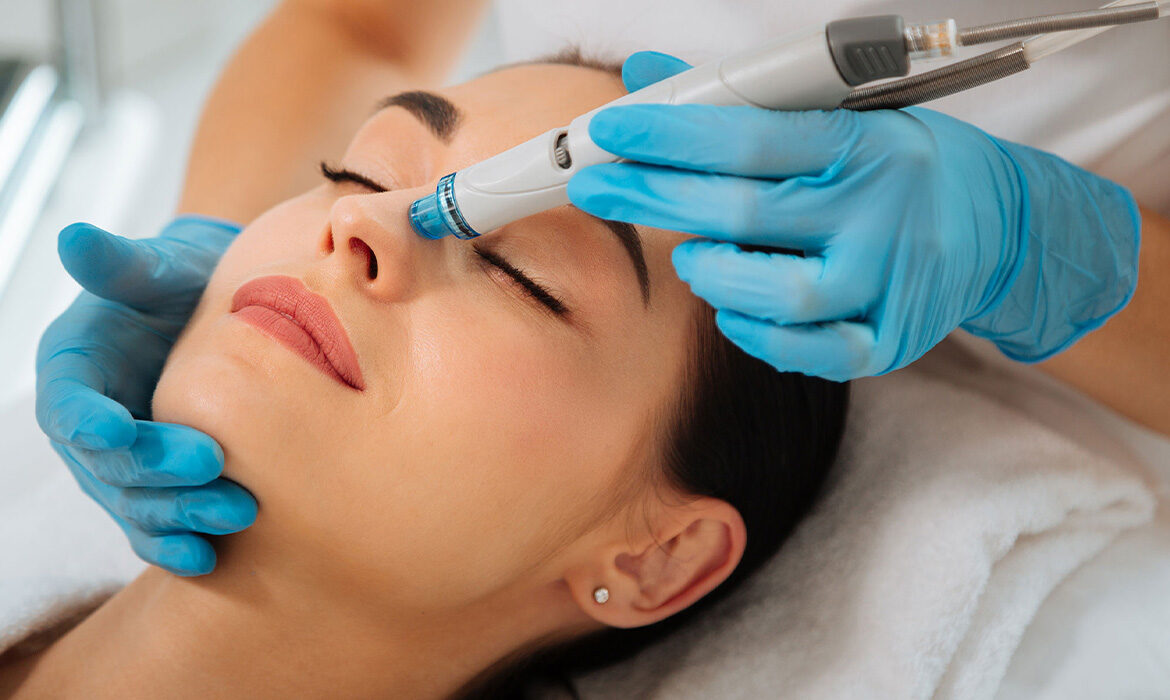 Hydrafacial Nedir? Faydaları, Seans Süresi ve Kimler İçin Uygundur?